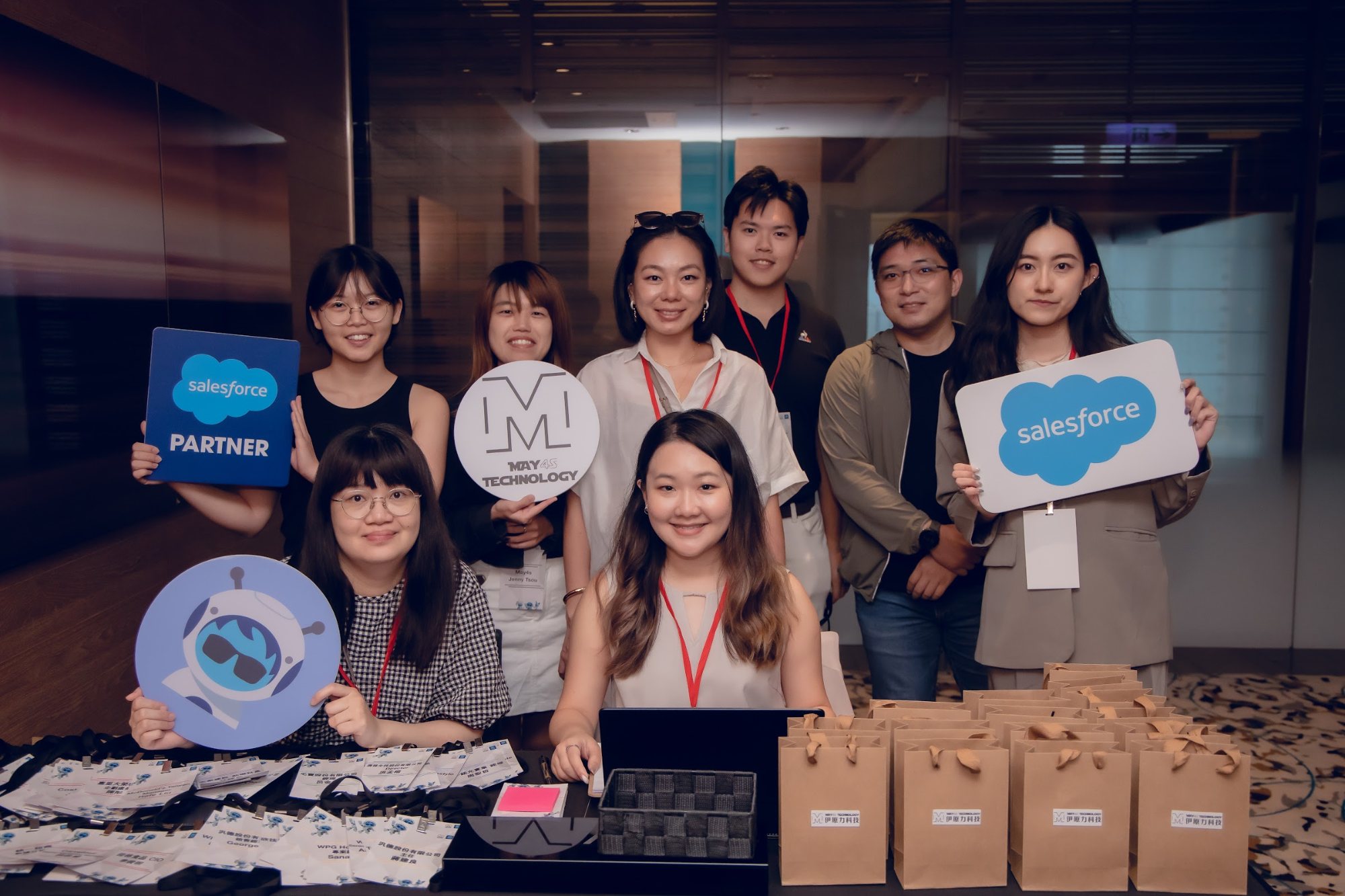 伊原力科技與 Salesforce 活動工作團隊於報到處合影